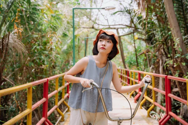 Jovem Mulher Tailandesa Asiática Viajar Ponte Lateral País Com Bicicleta — Fotografia de Stock