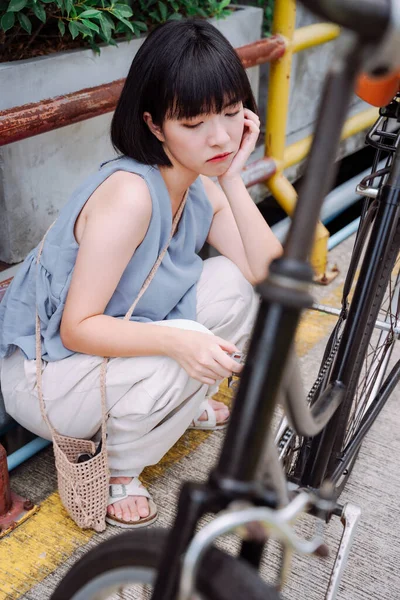 Wanita Muda Asia Thai Duduk Samping Sepeda Rusak Dengan Perasaan — Stok Foto