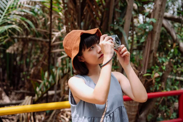 Jovem Mulher Tailandesa Asiática Viajante Com Câmera Vintage Estrada Lado — Fotografia de Stock