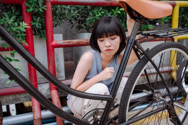 Jovem Asiático Tailandês Mulher Sentar Lado Bicicleta Quebrada Com Depress — Fotografia de Stock