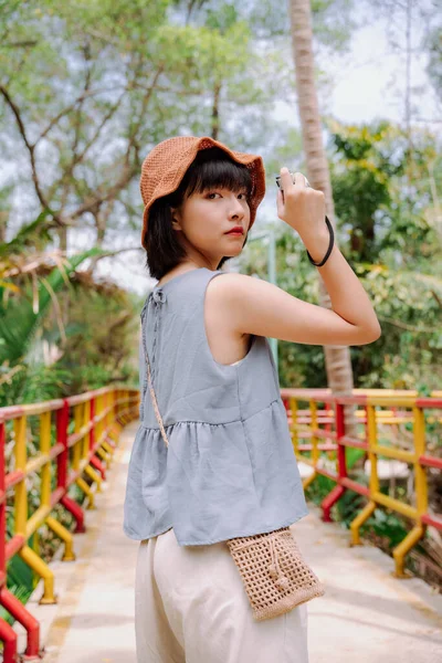 아름다운 아시아인젊은 여인이 카메라를 시골을 여행하고 있습니다 방콕의 — 스톡 사진