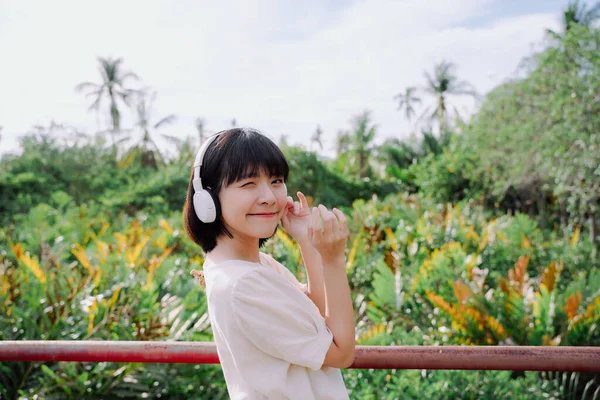 Linda Mulher Tailandesa Asiática Curto Cabelo Escuro Ouvir Música Com — Fotografia de Stock