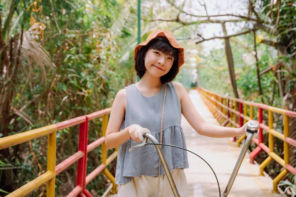 Joven Mujer Tailandesa Asiática Viajar País Puente Lateral Con Bicicleta —  Fotos de Stock