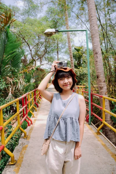 Piękny Młody Azjatycki Tajski Kobieta Podróżnik Pozowanie Kamery Wsi Stronie — Zdjęcie stockowe