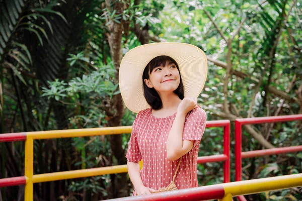 Moda Portresi Asyalı Güzel Taylandlı Kadın Kısa Siyah Saçlı Doğada — Stok fotoğraf