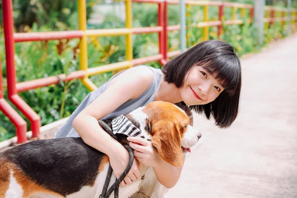 Schöne Asiatische Thai Kurzhaar Frau Streichelt Beagle Hund Mit Liebe — Stockfoto