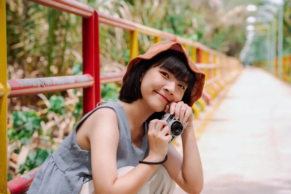 Jovem Bonita Mulher Tailandesa Asiática Viajante Posando Com Câmera Campo — Fotografia de Stock