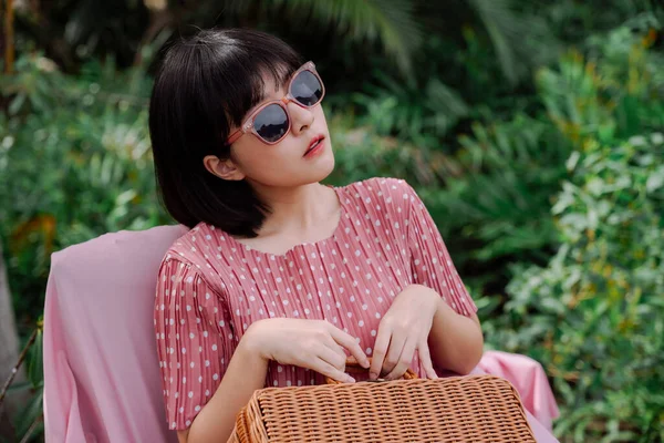 Vacker Asiatisk Thai Kvinna Kort Mörkt Hår Rosa Klänning Bära — Stockfoto