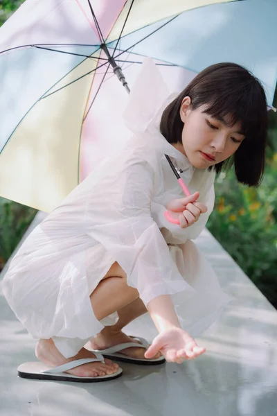 아시아인 여인은 우산을 비옷을 머리를 있었다 — 스톡 사진
