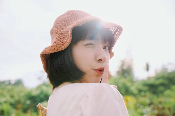时尚肖像画 美丽的亚洲女人 黑发短发 自然戴帽子 夏天的快乐 — 图库照片
