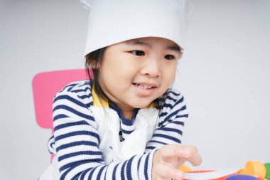 Yakın plan - güzel Asyalı Taylandlı çocuk şef rolünde.