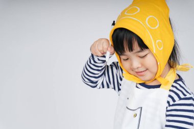 Güzel Asyalı Taylandlı çocuk, beyaz arka planda sarı bandajlı garsonluk yapıyor..