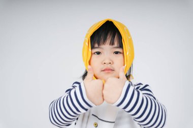 Sarı bandajlı güzel Asyalı çocuk beyaz arka planda izole edilmiş bir jest gösterdi..