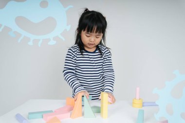 Güzel Asyalı Taylandlı kadın oyuncak bloğuyla oynuyor..