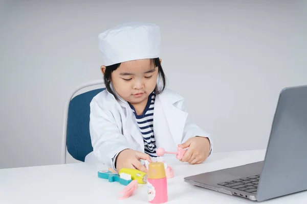 Bastante Asiático Tailandés Niño Papel Jugar Como Dentista Oficina Habitación —  Fotos de Stock