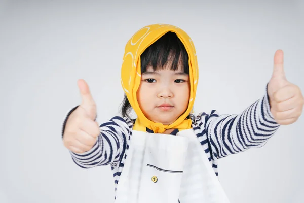 Ένα Όμορφο Παιδί Από Την Ασία Που Φοράει Κίτρινο Επίδεσμο — Φωτογραφία Αρχείου