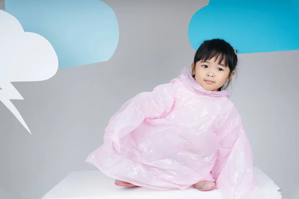 Bastante Asiático Tailandés Niño Mujer Usar Rosa Capa Lluvia —  Fotos de Stock