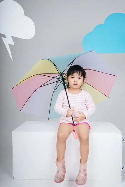 Bastante Asiático Tailandés Niño Mujer Holding Arco Iris Paraguas —  Fotos de Stock