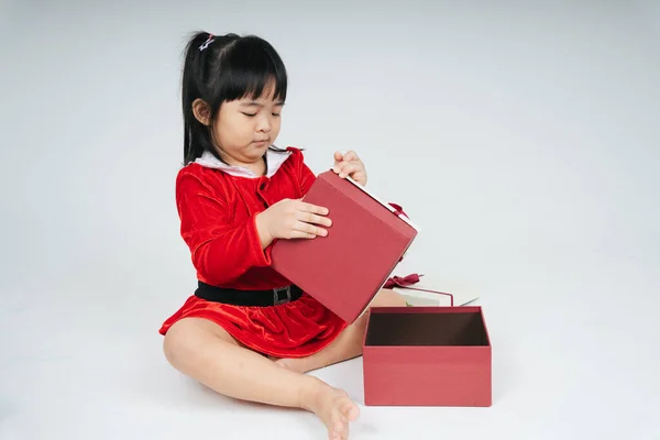 Mooie Aziatische Thai Kind Vrouw Kerstman Uniform Met Kerst Geschenkdoos — Stockfoto