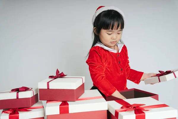 산탄젤로 클라우스를 크리스마스 상자와 축제를 기념하는 아시아인의 — 스톡 사진