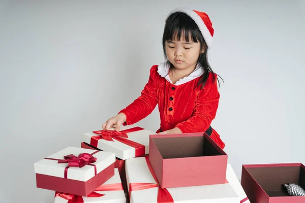 Красивая Азиатская Тайская Девочка Форме Санта Клауса Рождественской Подарочной Коробкой — стоковое фото