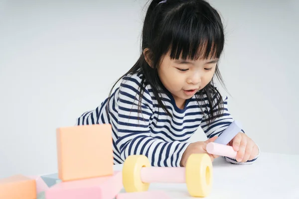 Bastante Asiático Tailandés Niño Mujer Jugando Con Juguete Bloque Casa — Foto de Stock