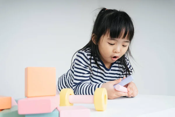 Bastante Asiático Tailandés Niño Mujer Jugando Con Juguete Bloque Casa — Foto de Stock