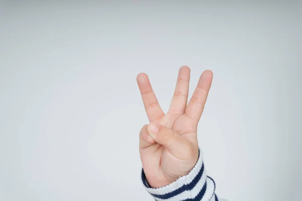 Mano Niño Con Tres Dedos Gesto Aislar Sobre Fondo Blanco —  Fotos de Stock