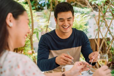 Asyalı thai çifti brunch ya da cafe bistro 'da öğle yemeği yiyor. Balayı. Aşıkla randevu.