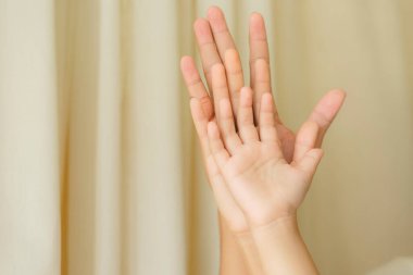 Baba, anne ve oğuldan çıplak el yığını. Yatay görünüm.