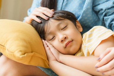 Anasının kucağında uyuyan Asyalı çocuğu kapat..