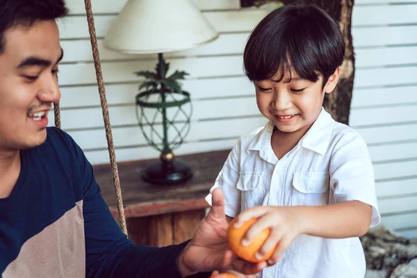 Asiático Pai Filho Gostam Comer Frutas Laranja Para Café Manhã — Fotografia de Stock