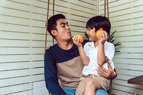 Asiatischer Vater Und Sohn Essen Gerne Orangenfrüchte Zum Frühstück Oder — Stockfoto