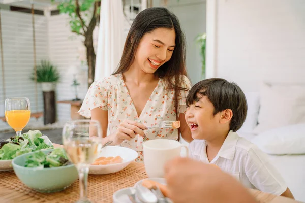 Asiático Tailandês Mãe Filho Comer Comida Saudável Juntos Restaurante — Fotografia de Stock