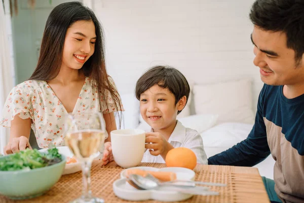 Asiático Tailandês Família Assistindo Filho Almoçando Juntos — Fotografia de Stock