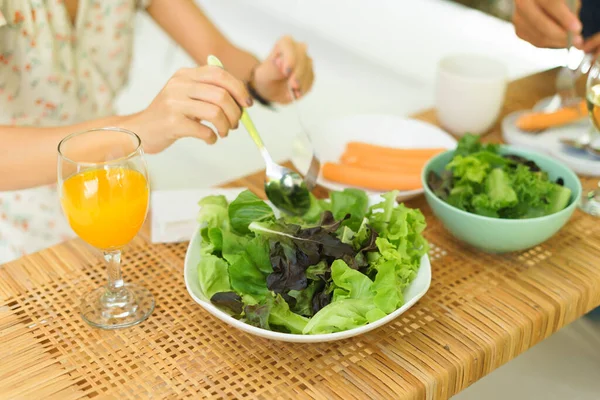 Frau Isst Gemüsesalat Mit Gabel Und Löffel Gesundes Mittagessen Und — Stockfoto