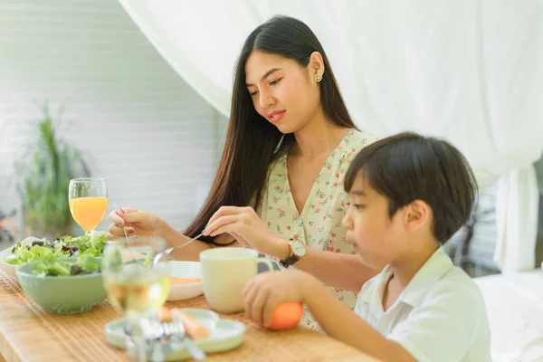 Asiático Tailandês Mãe Filho Gostam Comer Comida Saudável Juntos Para — Fotografia de Stock