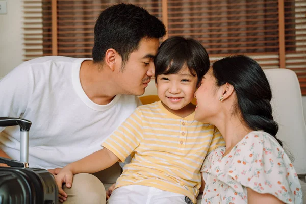 Asiatische Vater Und Mutter Küssen Seinen Sohn Wangen Zusammen Von — Stockfoto