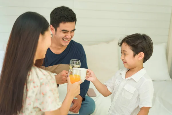 Азиатская Тайская Семья Аплодирует Тосты Здоровым Напитком Молоко Апельсиновый Сок — стоковое фото