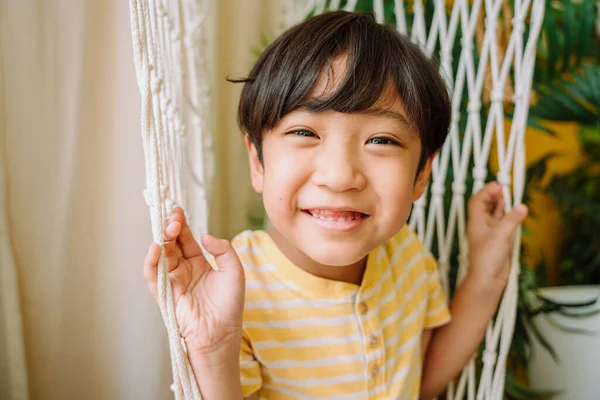 Nahaufnahme Portrait Fröhlich Asiatisch Thai Junge Auf Hängematte — Stockfoto