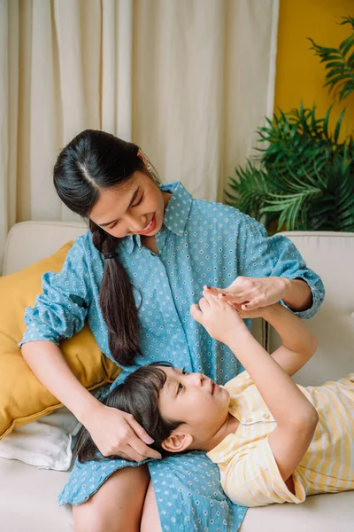 Asiatisch Mutter Und Sohn Having Gut Zeit Auf Ein Couch — Stockfoto