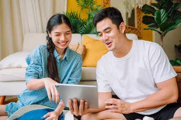 Asiatico Thai Padre Madre Utilizzando Digitale Tablet Fare Affari Soggiorno — Foto Stock