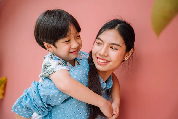 Nahaufnahme Porträt Einer Asiatischen Thailändischen Mutter Die Ihren Sohn Isoliert — Stockfoto