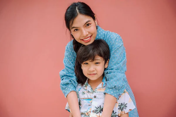 Close Portrait Asian Thai Mother Son Standing Together Isolate Red — Stock Photo, Image