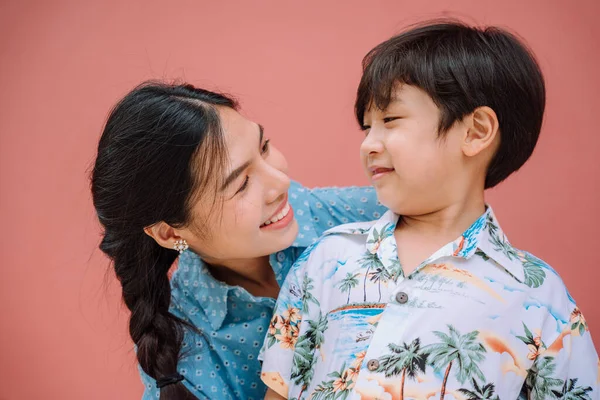 Primer Plano Retrato Tailandés Asiático Madre Hijo Pie Juntos Aislar —  Fotos de Stock