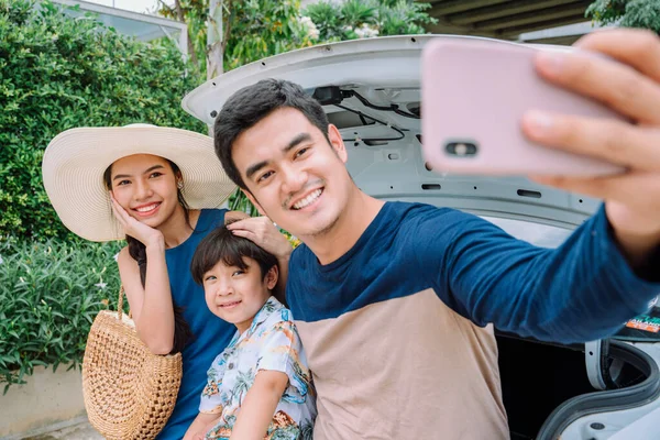 Ασιατική Thai Οικογένεια Λήψη Selfie Smartphone Στο Πορτ Μπαγκάζ Του — Φωτογραφία Αρχείου