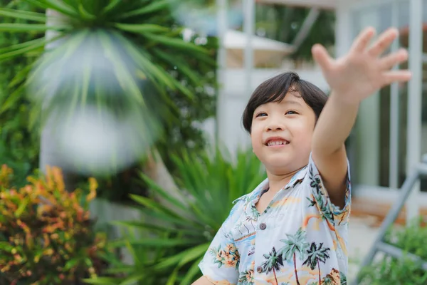 Портрет Азиатского Мальчика Мыльным Пузырём Парке — стоковое фото