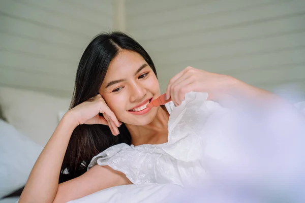 Primer Plano Joven Asiático Tailandés Mujer Largo Oscuro Pelo Aplicar — Foto de Stock