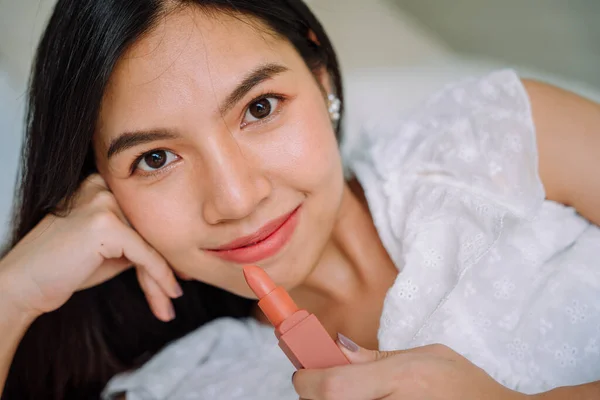 Close Young Asian Thai Woman Long Dark Hair Apply Lipstick — Stock Photo, Image