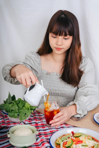 유리잔에 부으면서 위에서 음식을 아시아 여자의 — 스톡 사진